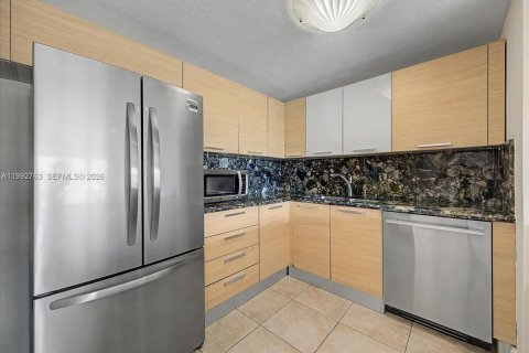 Купить кондоминиум в Майами, Флорида 1 спальня, 93м2, № 2062545 - фото 12