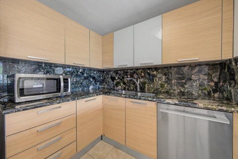 Купить кондоминиум в Майами, Флорида 1 спальня, 93м2, № 2062545 - фото 13