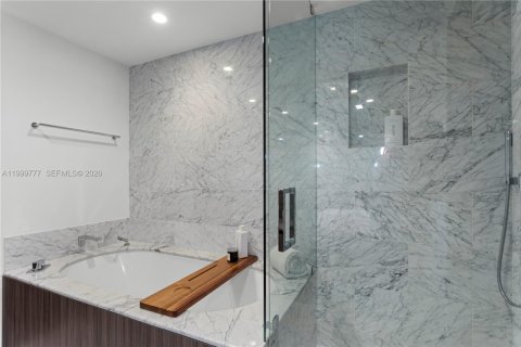 Condo in Miami, Florida, 1 bedroom № 2067073 - photo 11