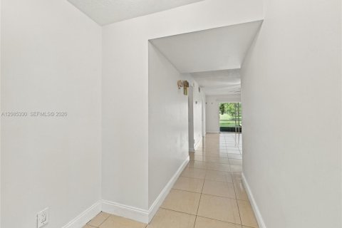 Condo in Davie, Florida, 2 bedrooms № 2360089 - photo 3