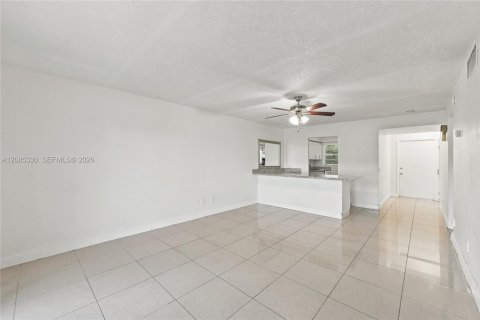 Condo in Davie, Florida, 2 bedrooms № 2360089 - photo 2