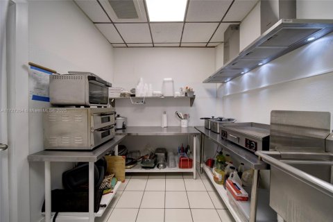 Commercial property in Miami, Florida № 1938811 - photo 4