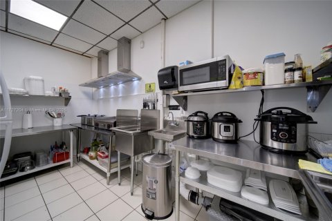 Commercial property in Miami, Florida № 1938811 - photo 3