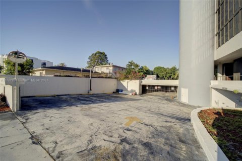 Commercial property in Miami, Florida № 1938811 - photo 25