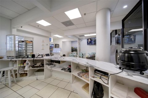 Commercial property in Miami, Florida № 1938811 - photo 12