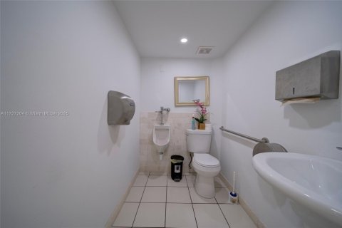 Commercial property in Miami, Florida № 1938811 - photo 20