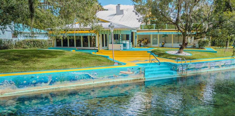 Casa en Weeki Wachee, Florida 3 dormitorios, 217.67 m2 № 1837719
