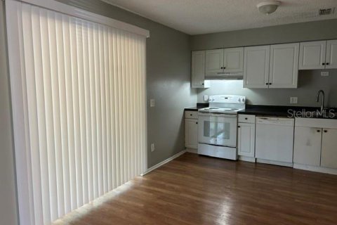 House in Apopka, Florida 3 bedrooms, 92.9 sq.m. № 2209884 - photo 6