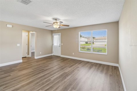 House in The Villages, Florida 2 bedrooms, 128.95 sq.m. № 2302126 - photo 5