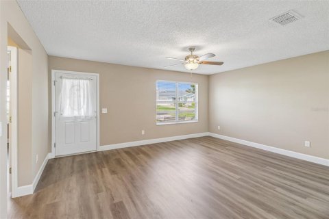 House in The Villages, Florida 2 bedrooms, 128.95 sq.m. № 2302126 - photo 4