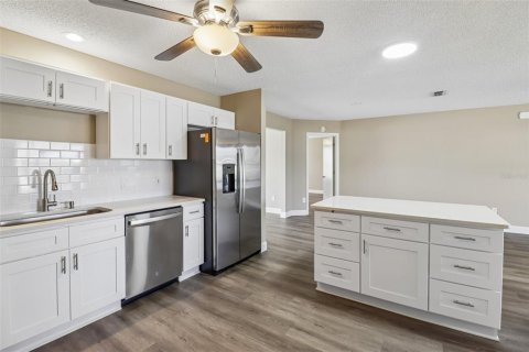 House in The Villages, Florida 2 bedrooms, 128.95 sq.m. № 2302126 - photo 12