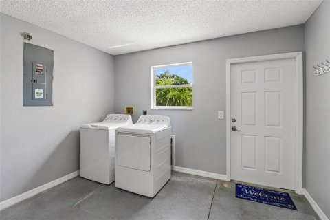 House in The Villages, Florida 2 bedrooms, 128.95 sq.m. № 2302126 - photo 25