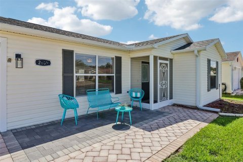 House in The Villages, Florida 2 bedrooms, 128.95 sq.m. № 2302126 - photo 3