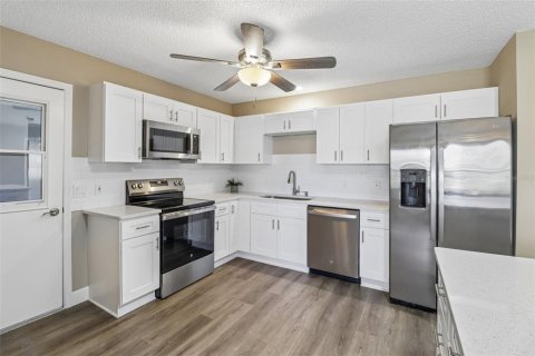 House in The Villages, Florida 2 bedrooms, 128.95 sq.m. № 2302126 - photo 13