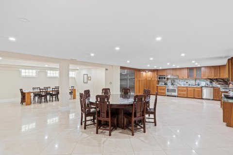 House in Golden Beach, Florida 8 bedrooms, 893.53 sq.m. № 2083070 - photo 17