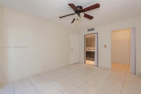 Condo in Sunny Isles Beach, Florida, 3 bedrooms  № 2042111 - photo 13