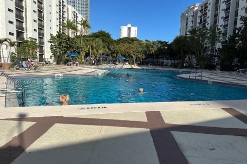 Condo in Sunny Isles Beach, Florida, 3 bedrooms  № 2042111 - photo 24