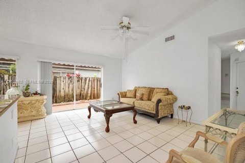 Villa ou maison à vendre à Miami, Floride: 4 chambres, 170.01 m2 № 2008565 - photo 5