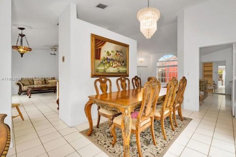 Villa ou maison à vendre à Miami, Floride: 4 chambres, 170.01 m2 № 2008565 - photo 12