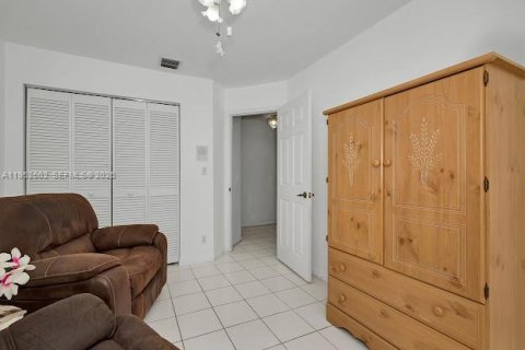 Villa ou maison à vendre à Miami, Floride: 4 chambres, 170.01 m2 № 2008565 - photo 14