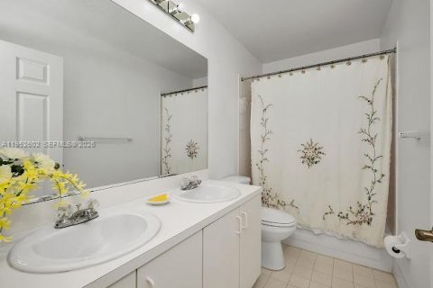 Villa ou maison à vendre à Miami, Floride: 4 chambres, 170.01 m2 № 2008565 - photo 15