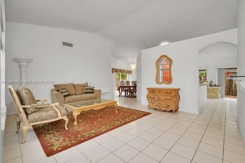 Villa ou maison à vendre à Miami, Floride: 4 chambres, 170.01 m2 № 2008565 - photo 2