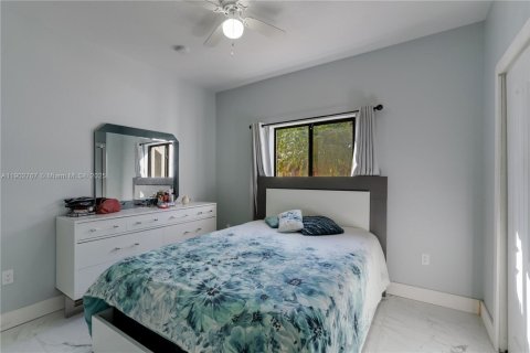 House in Cutler Bay, Florida 3 bedrooms, 137.5 sq.m. № 1953108 - photo 6