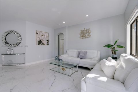 House in Cutler Bay, Florida 3 bedrooms, 137.5 sq.m. № 1953108 - photo 3