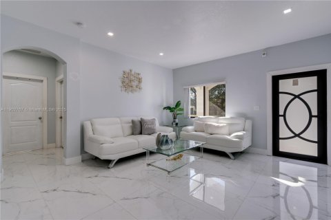 House in Cutler Bay, Florida 3 bedrooms, 137.5 sq.m. № 1953108 - photo 4