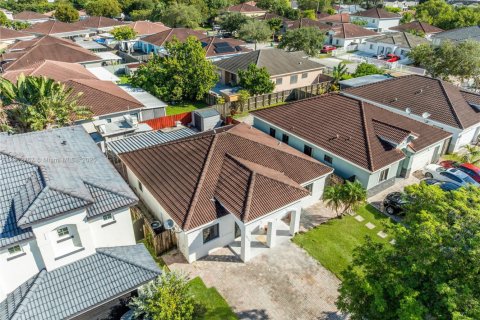 House in Cutler Bay, Florida 3 bedrooms, 137.5 sq.m. № 1953108 - photo 20