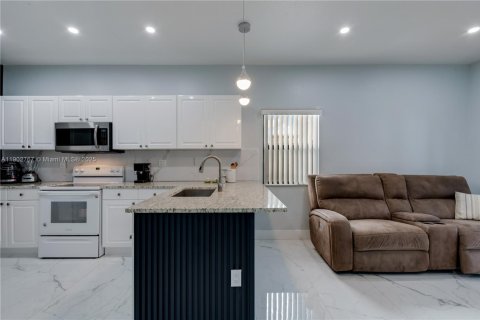 House in Cutler Bay, Florida 3 bedrooms, 137.5 sq.m. № 1953108 - photo 14