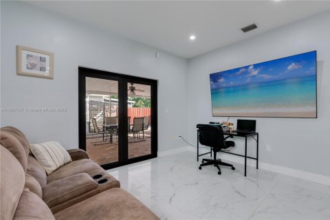 House in Cutler Bay, Florida 3 bedrooms, 137.5 sq.m. № 1953108 - photo 18