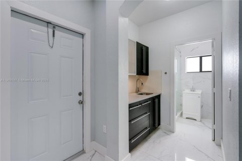House in Cutler Bay, Florida 3 bedrooms, 137.5 sq.m. № 1953108 - photo 10