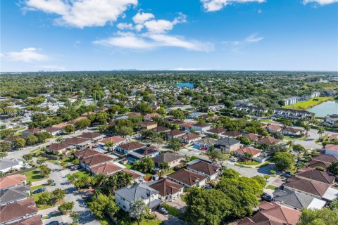 House in Cutler Bay, Florida 3 bedrooms, 137.5 sq.m. № 1953108 - photo 24