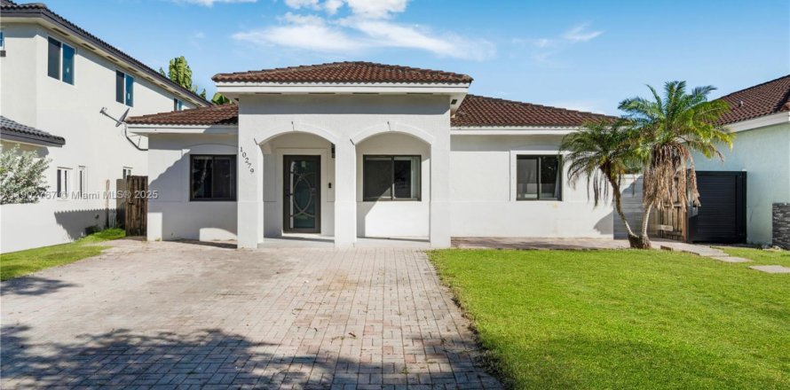 House in Cutler Bay, Florida 3 bedrooms, 137.5 sq.m. № 1953108