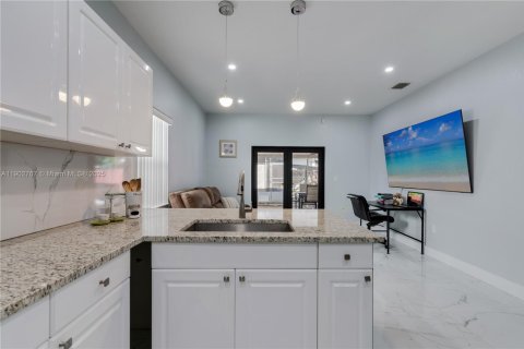 House in Cutler Bay, Florida 3 bedrooms, 137.5 sq.m. № 1953108 - photo 16