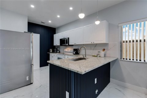 House in Cutler Bay, Florida 3 bedrooms, 137.5 sq.m. № 1953108 - photo 15