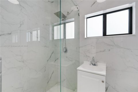 House in Cutler Bay, Florida 3 bedrooms, 137.5 sq.m. № 1953108 - photo 12