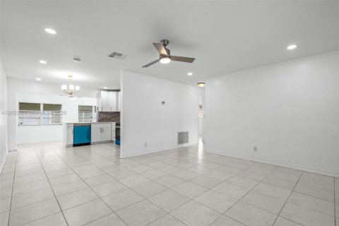 Casa en alquiler en Tamarac, Florida, 2 dormitorios, 98.66 m2 № 2077983 - foto 8