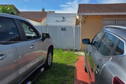 House in Homestead, Florida 3 bedrooms, 120.03 sq.m. № 1855088 - photo 8
