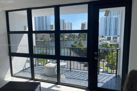 Condominio en venta en Hallandale Beach, Florida, 2 dormitorios, 104.98 m2 № 2032851 - foto 5