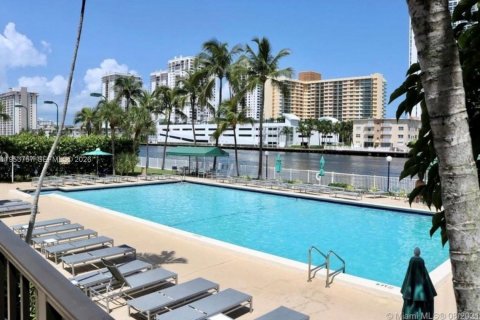 Condominio en venta en Hallandale Beach, Florida, 2 dormitorios, 104.98 m2 № 2032851 - foto 25