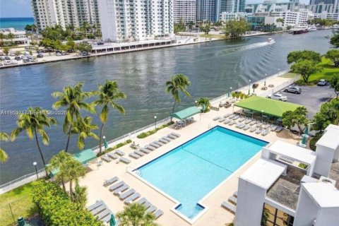 Condominio en venta en Hallandale Beach, Florida, 2 dormitorios, 104.98 m2 № 2032851 - foto 26