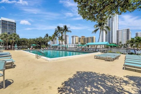 Condominio en venta en Hallandale Beach, Florida, 2 dormitorios, 104.98 m2 № 2032851 - foto 27