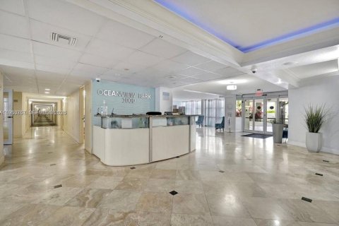 Condominio en venta en Hallandale Beach, Florida, 2 dormitorios, 104.98 m2 № 2032851 - foto 22