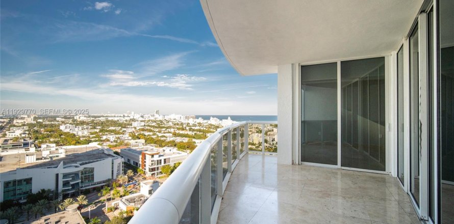 Condominio en Miami Beach, Florida, 2 dormitorios  № 2034161