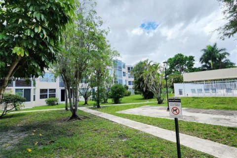 Condo in Miami, Florida, 2 bedrooms  № 1941311 - photo 3