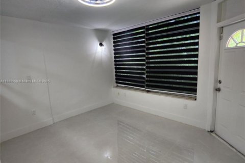 Condo in Miami, Florida, 2 bedrooms  № 1941311 - photo 16