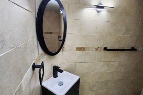 Condo in Miami, Florida, 2 bedrooms  № 1941311 - photo 30