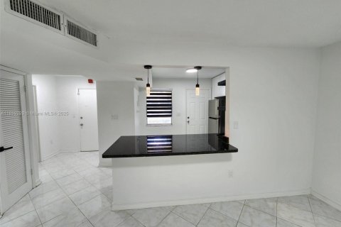 Condo in Miami, Florida, 2 bedrooms  № 1941311 - photo 9
